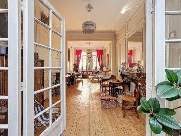 Maison mitoyenne 2 côtés La Madeleine Secteur La Madeleine 262 m²