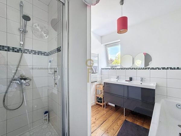 Maison mitoyenne 2 côtés La Madeleine Secteur La Madeleine 262 m²