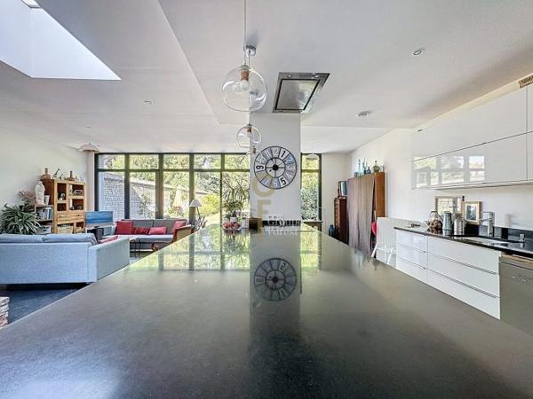 Maison mitoyenne 2 côtés La Madeleine Secteur La Madeleine 262 m²