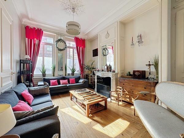 Maison mitoyenne 2 côtés La Madeleine Secteur La Madeleine 262 m²