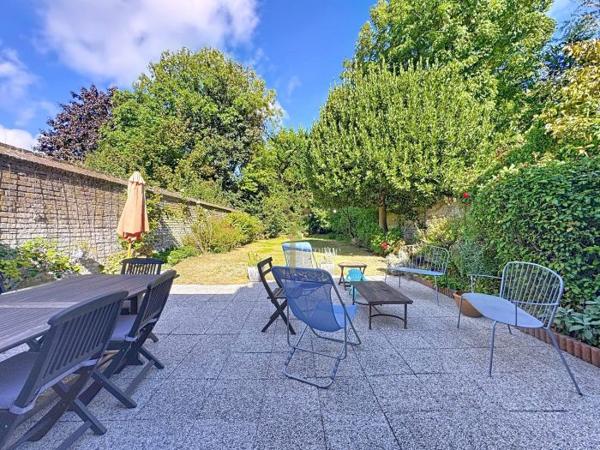 Maison mitoyenne 2 côtés La Madeleine Secteur La Madeleine 262 m²