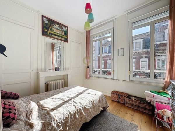 Maison mitoyenne 2 côtés La Madeleine Secteur La Madeleine 262 m²