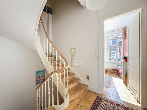 Maison mitoyenne 2 côtés La Madeleine Secteur La Madeleine 262 m²