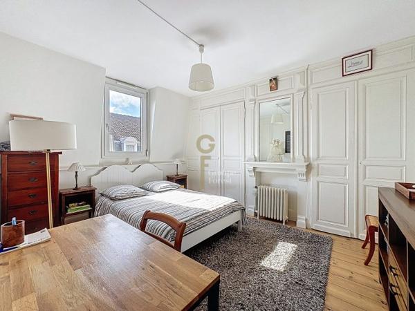 Maison mitoyenne 2 côtés La Madeleine Secteur La Madeleine 262 m²