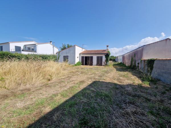 Maison à vendre 3 pièces avec garage sur 1 648 m² de terrain FOURAS (17)