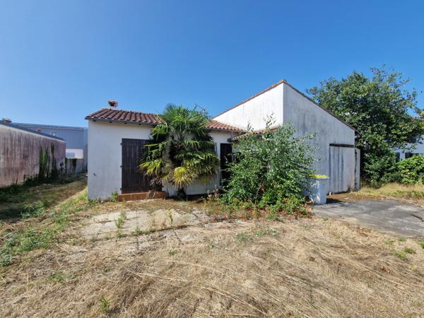 Maison à vendre 3 pièces avec garage sur 1 648 m² de terrain FOURAS (17)