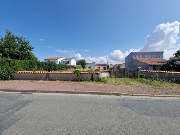 Maison à vendre 3 pièces avec garage sur 1 648 m² de terrain FOURAS (17)