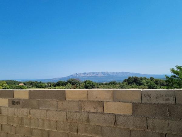 Appartement 3 pièces à renover avec terrasse - SAINT SAVOURNIN (13)