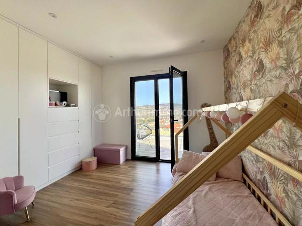 Vente                                                      Maison
                        
                     5 pièces                      175 m2                     à Les Martres-de-Veyre