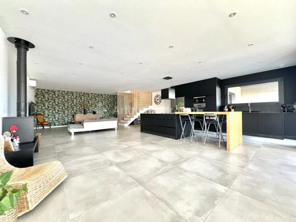 Vente                                                      Maison
                        
                     5 pièces                      175 m2                     à Les Martres-de-Veyre