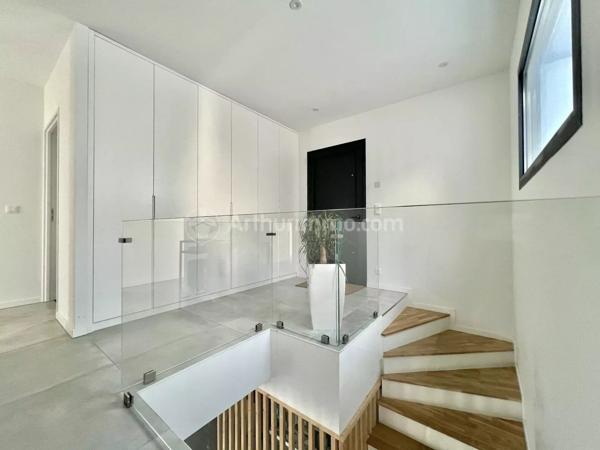Vente                                                      Maison
                        
                     5 pièces                      175 m2                     à Les Martres-de-Veyre