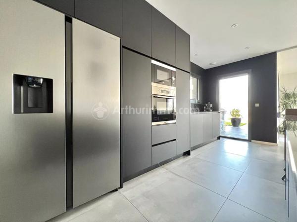 Vente                                                      Maison
                        
                     5 pièces                      175 m2                     à Les Martres-de-Veyre