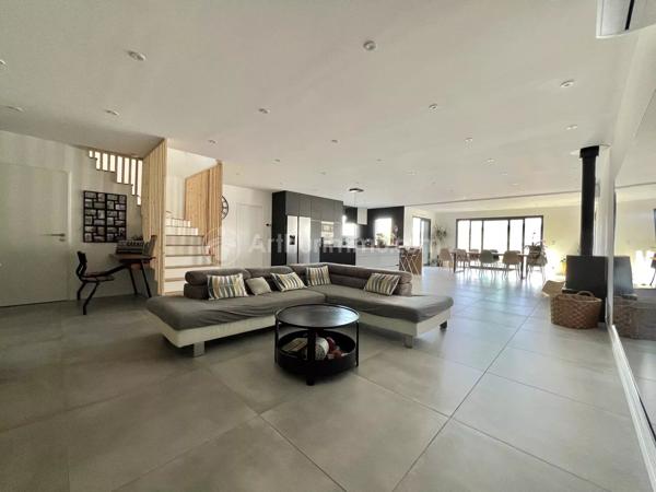 Vente                                                      Maison
                        
                     5 pièces                      175 m2                     à Les Martres-de-Veyre