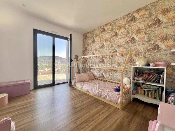 Vente                                                      Maison
                        
                     5 pièces                      175 m2                     à Les Martres-de-Veyre