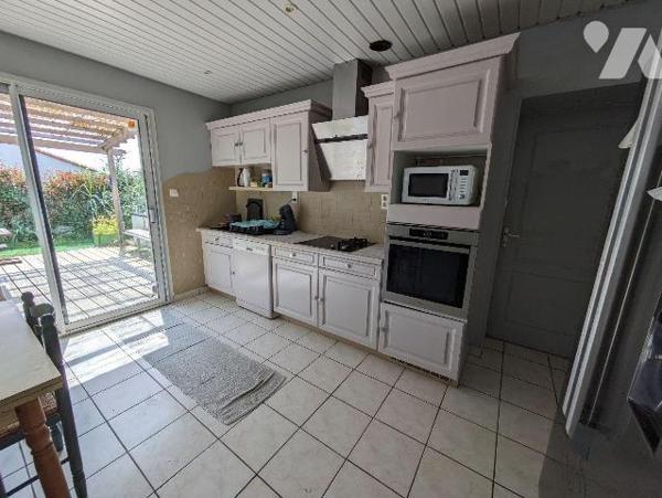 EXCLUSIVITE - LES HERBIERS - Plain-pied de 2002 de 120 m² habitables à proximité immédiate des ...