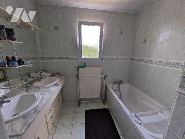 EXCLUSIVITE - LES HERBIERS - Plain-pied de 2002 de 120 m² habitables à proximité immédiate des ...