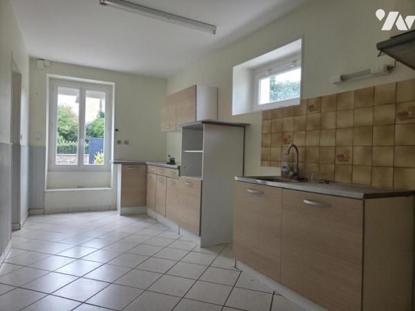 Maison plain-pied sur un terrain de 1.568m² avec dépendances