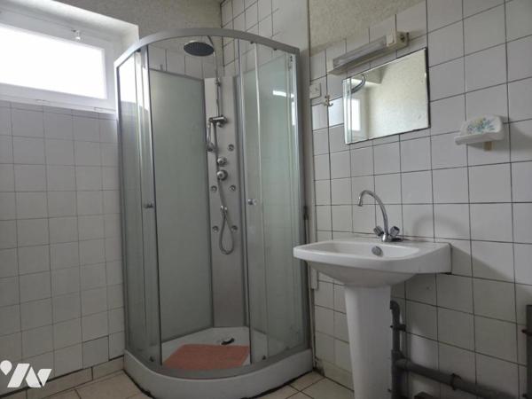 Maison plain-pied sur un terrain de 1.568m² avec dépendances