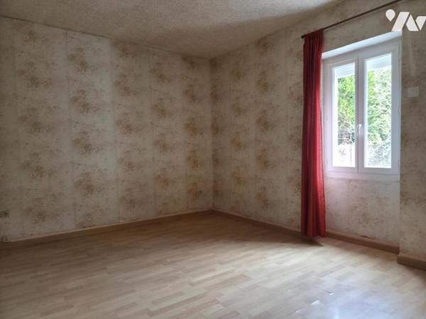 Maison plain-pied sur un terrain de 1.568m² avec dépendances