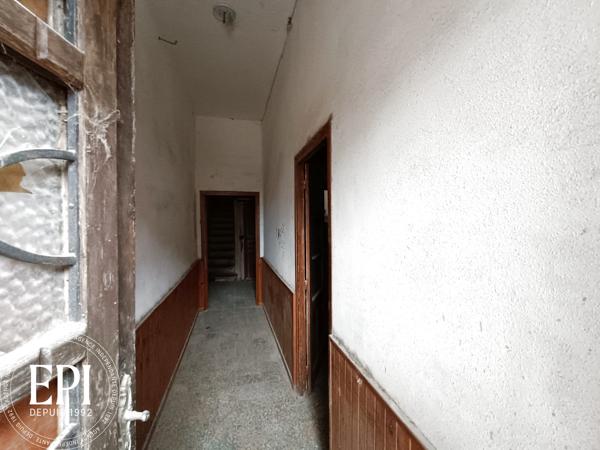 Investissement locatif à Cuxac-d’Aude : Une maison, deux revenus Au cœur de Cuxac-d’Aude , cette maison à rénover est une pépite pour les investisseurs avisés . Imaginez : une toiture récente qui vous épargne des coûts immédiats, une courrette pratique pour les futurs locataires, et surtout, la possibilité de diviser l’espace en deux logements indépendants . Deux sources de revenus, un seul bien – l’équation parfaite pour maximiser votre rentabilité .
