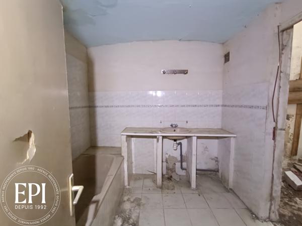 Investissement locatif à Cuxac-d’Aude : Une maison, deux revenus Au cœur de Cuxac-d’Aude , cette maison à rénover est une pépite pour les investisseurs avisés . Imaginez : une toiture récente qui vous épargne des coûts immédiats, une courrette pratique pour les futurs locataires, et surtout, la possibilité de diviser l’espace en deux logements indépendants . Deux sources de revenus, un seul bien – l’équation parfaite pour maximiser votre rentabilité .