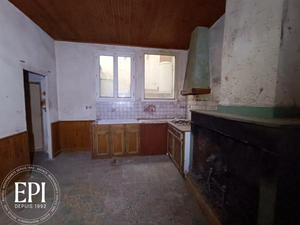 Investissement locatif à Cuxac-d’Aude : Une maison, deux revenus Au cœur de Cuxac-d’Aude , cette maison à rénover est une pépite pour les investisseurs avisés . Imaginez : une toiture récente qui vous épargne des coûts immédiats, une courrette pratique pour les futurs locataires, et surtout, la possibilité de diviser l’espace en deux logements indépendants . Deux sources de revenus, un seul bien – l’équation parfaite pour maximiser votre rentabilité .