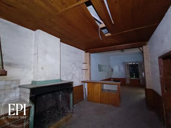 Investissement locatif à Cuxac-d’Aude : Une maison, deux revenus Au cœur de Cuxac-d’Aude , cette maison à rénover est une pépite pour les investisseurs avisés . Imaginez : une toiture récente qui vous épargne des coûts immédiats, une courrette pratique pour les futurs locataires, et surtout, la possibilité de diviser l’espace en deux logements indépendants . Deux sources de revenus, un seul bien – l’équation parfaite pour maximiser votre rentabilité .