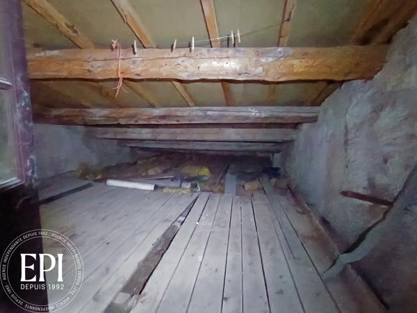 Investissement locatif à Cuxac-d’Aude : Une maison, deux revenus Au cœur de Cuxac-d’Aude , cette maison à rénover est une pépite pour les investisseurs avisés . Imaginez : une toiture récente qui vous épargne des coûts immédiats, une courrette pratique pour les futurs locataires, et surtout, la possibilité de diviser l’espace en deux logements indépendants . Deux sources de revenus, un seul bien – l’équation parfaite pour maximiser votre rentabilité .