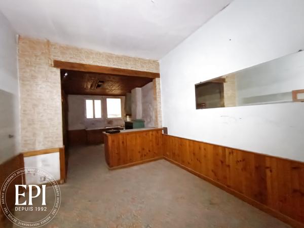 Investissement locatif à Cuxac-d’Aude : Une maison, deux revenus Au cœur de Cuxac-d’Aude , cette maison à rénover est une pépite pour les investisseurs avisés . Imaginez : une toiture récente qui vous épargne des coûts immédiats, une courrette pratique pour les futurs locataires, et surtout, la possibilité de diviser l’espace en deux logements indépendants . Deux sources de revenus, un seul bien – l’équation parfaite pour maximiser votre rentabilité .