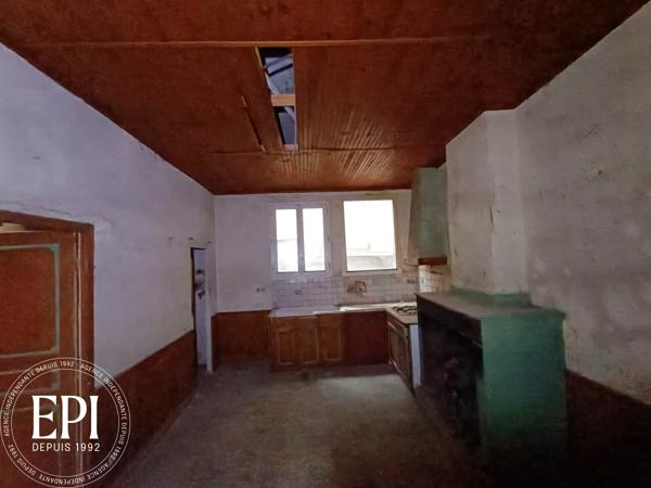 Investissement locatif à Cuxac-d’Aude : Une maison, deux revenus Au cœur de Cuxac-d’Aude , cette maison à rénover est une pépite pour les investisseurs avisés . Imaginez : une toiture récente qui vous épargne des coûts immédiats, une courrette pratique pour les futurs locataires, et surtout, la possibilité de diviser l’espace en deux logements indépendants . Deux sources de revenus, un seul bien – l’équation parfaite pour maximiser votre rentabilité .