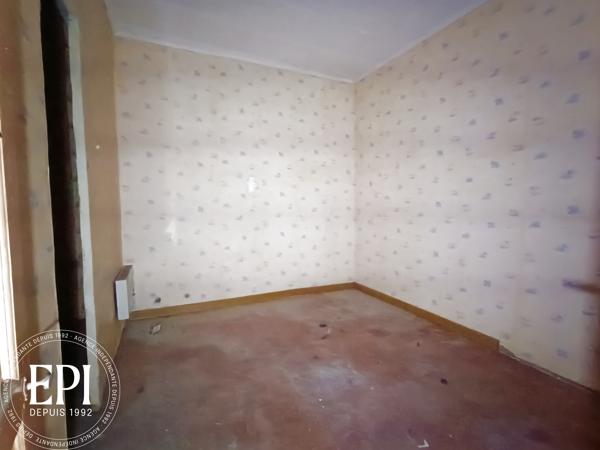 Investissement locatif à Cuxac-d’Aude : Une maison, deux revenus Au cœur de Cuxac-d’Aude , cette maison à rénover est une pépite pour les investisseurs avisés . Imaginez : une toiture récente qui vous épargne des coûts immédiats, une courrette pratique pour les futurs locataires, et surtout, la possibilité de diviser l’espace en deux logements indépendants . Deux sources de revenus, un seul bien – l’équation parfaite pour maximiser votre rentabilité .