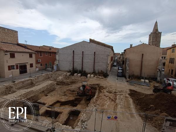 Investissement locatif à Cuxac-d’Aude : Une maison, deux revenus Au cœur de Cuxac-d’Aude , cette maison à rénover est une pépite pour les investisseurs avisés . Imaginez : une toiture récente qui vous épargne des coûts immédiats, une courrette pratique pour les futurs locataires, et surtout, la possibilité de diviser l’espace en deux logements indépendants . Deux sources de revenus, un seul bien – l’équation parfaite pour maximiser votre rentabilité .