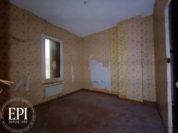 Investissement locatif à Cuxac-d’Aude : Une maison, deux revenus Au cœur de Cuxac-d’Aude , cette maison à rénover est une pépite pour les investisseurs avisés . Imaginez : une toiture récente qui vous épargne des coûts immédiats, une courrette pratique pour les futurs locataires, et surtout, la possibilité de diviser l’espace en deux logements indépendants . Deux sources de revenus, un seul bien – l’équation parfaite pour maximiser votre rentabilité .