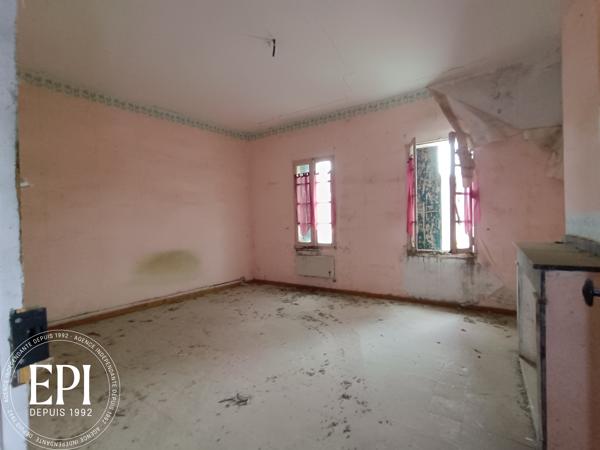 Investissement locatif à Cuxac-d’Aude : Une maison, deux revenus Au cœur de Cuxac-d’Aude , cette maison à rénover est une pépite pour les investisseurs avisés . Imaginez : une toiture récente qui vous épargne des coûts immédiats, une courrette pratique pour les futurs locataires, et surtout, la possibilité de diviser l’espace en deux logements indépendants . Deux sources de revenus, un seul bien – l’équation parfaite pour maximiser votre rentabilité .