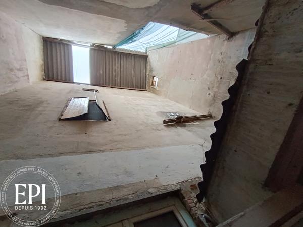 Investissement locatif à Cuxac-d’Aude : Une maison, deux revenus Au cœur de Cuxac-d’Aude , cette maison à rénover est une pépite pour les investisseurs avisés . Imaginez : une toiture récente qui vous épargne des coûts immédiats, une courrette pratique pour les futurs locataires, et surtout, la possibilité de diviser l’espace en deux logements indépendants . Deux sources de revenus, un seul bien – l’équation parfaite pour maximiser votre rentabilité .