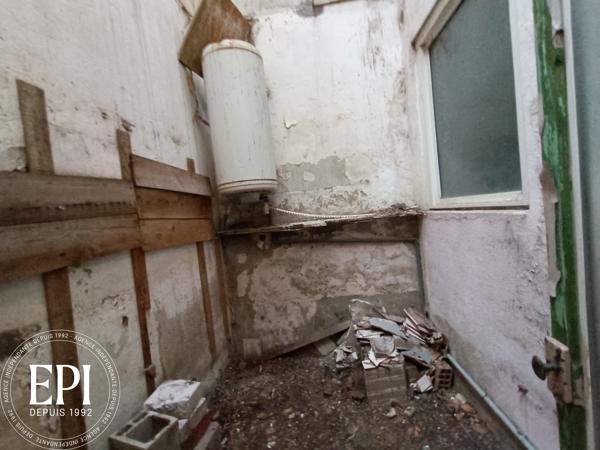 Investissement locatif à Cuxac-d’Aude : Une maison, deux revenus Au cœur de Cuxac-d’Aude , cette maison à rénover est une pépite pour les investisseurs avisés . Imaginez : une toiture récente qui vous épargne des coûts immédiats, une courrette pratique pour les futurs locataires, et surtout, la possibilité de diviser l’espace en deux logements indépendants . Deux sources de revenus, un seul bien – l’équation parfaite pour maximiser votre rentabilité .