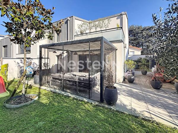 Maison de ville type 5 pièces avec 3 chambres et bureau de 2021 avec garage double - 69500 BRON