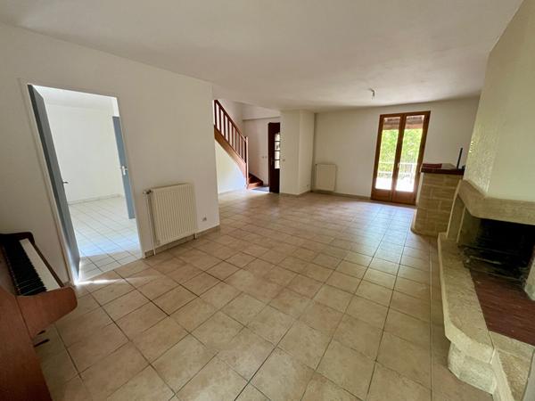 MEAUX Maison 4 ch 4 garages , terrasse et jardin.