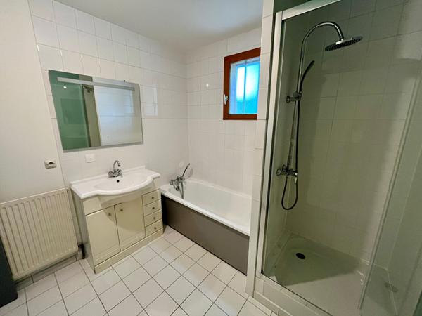 MEAUX Maison 4 ch 4 garages , terrasse et jardin.