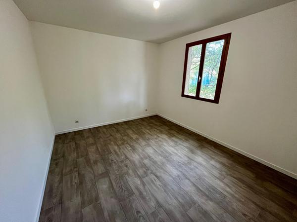 MEAUX Maison 4 ch 4 garages , terrasse et jardin.