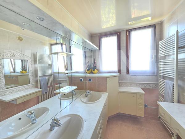 Grande maison avec jardin, garage et dépendances 