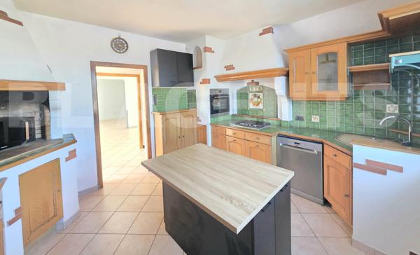 Grande maison avec jardin, garage et dépendances 