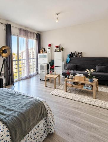 IDÉAL INVESTISSEUR - VENDU LOUÉ

Séverine Rodriguez et Chloé Cortes, votre duo de conseillères dédié au secteur, vous proposent en EXCLUSIVITÉ ce studio idéalement situé place du Relais.

En effet, la résidence bénéficie d’un emplacement très pratique, à proximité immédiate des transports et des commodités : l’arrêt de tram (ligne T1) en bas de l’immeuble, l’arrêt de bus (ligne 70) à 50 m, et à 10 minutes à pied du centre historique de Blagnac.

Ce spacieux studio de 32,17 m² (loi Carrez) est au 2ème étage AVEC ASCENSEUR. 

L’appartement s’organise autour d’une agréable pièce de vie, ouverte sur une grande baie vitrée et bénéficiant d’une exposition Est.

Il est agencé de manière à créer différents espaces grâce aux placards, renforcement et séparation. D’ailleurs, la cuisine est délimitée du séjour par un bar, créant une séparation conviviale tout en conservant une belle ouverture entre les espaces.
La salle de bain est équipée d’une baignoire, d’une vasque et de WC.

Un véritable atout pour un studio : une PLACE DE PARKING privative en sous-sol vient compléter ce bien.

L’appartement est actuellement en location classique (locataire en place depuis plus de 3 ans).

La copropriété est composée de 63 lots d'habitation (159 lots au total).

Pour plus d'informations, n’hésitez pas à contacter Chloé Cortes par téléphone ou par mail.
Visite possible en ANGLAIS / English spoken.