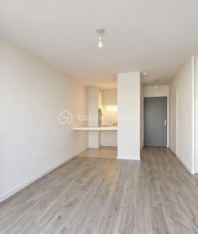 IDÉAL INVESTISSEUR - VENDU LOUÉ

Séverine Rodriguez et Chloé Cortes, votre duo de conseillères dédié au secteur, vous proposent en EXCLUSIVITÉ ce studio idéalement situé place du Relais.

En effet, la résidence bénéficie d’un emplacement très pratique, à proximité immédiate des transports et des commodités : l’arrêt de tram (ligne T1) en bas de l’immeuble, l’arrêt de bus (ligne 70) à 50 m, et à 10 minutes à pied du centre historique de Blagnac.

Ce spacieux studio de 32,17 m² (loi Carrez) est au 2ème étage AVEC ASCENSEUR. 

L’appartement s’organise autour d’une agréable pièce de vie, ouverte sur une grande baie vitrée et bénéficiant d’une exposition Est.

Il est agencé de manière à créer différents espaces grâce aux placards, renforcement et séparation. D’ailleurs, la cuisine est délimitée du séjour par un bar, créant une séparation conviviale tout en conservant une belle ouverture entre les espaces.
La salle de bain est équipée d’une baignoire, d’une vasque et de WC.

Un véritable atout pour un studio : une PLACE DE PARKING privative en sous-sol vient compléter ce bien.

L’appartement est actuellement en location classique (locataire en place depuis plus de 3 ans).

La copropriété est composée de 63 lots d'habitation (159 lots au total).

Pour plus d'informations, n’hésitez pas à contacter Chloé Cortes par téléphone ou par mail.
Visite possible en ANGLAIS / English spoken.