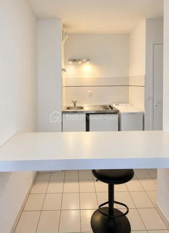 IDÉAL INVESTISSEUR - VENDU LOUÉ

Séverine Rodriguez et Chloé Cortes, votre duo de conseillères dédié au secteur, vous proposent en EXCLUSIVITÉ ce studio idéalement situé place du Relais.

En effet, la résidence bénéficie d’un emplacement très pratique, à proximité immédiate des transports et des commodités : l’arrêt de tram (ligne T1) en bas de l’immeuble, l’arrêt de bus (ligne 70) à 50 m, et à 10 minutes à pied du centre historique de Blagnac.

Ce spacieux studio de 32,17 m² (loi Carrez) est au 2ème étage AVEC ASCENSEUR. 

L’appartement s’organise autour d’une agréable pièce de vie, ouverte sur une grande baie vitrée et bénéficiant d’une exposition Est.

Il est agencé de manière à créer différents espaces grâce aux placards, renforcement et séparation. D’ailleurs, la cuisine est délimitée du séjour par un bar, créant une séparation conviviale tout en conservant une belle ouverture entre les espaces.
La salle de bain est équipée d’une baignoire, d’une vasque et de WC.

Un véritable atout pour un studio : une PLACE DE PARKING privative en sous-sol vient compléter ce bien.

L’appartement est actuellement en location classique (locataire en place depuis plus de 3 ans).

La copropriété est composée de 63 lots d'habitation (159 lots au total).

Pour plus d'informations, n’hésitez pas à contacter Chloé Cortes par téléphone ou par mail.
Visite possible en ANGLAIS / English spoken.
