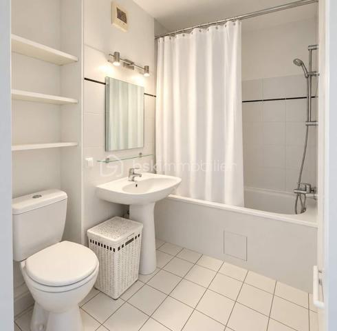 IDÉAL INVESTISSEUR - VENDU LOUÉ

Séverine Rodriguez et Chloé Cortes, votre duo de conseillères dédié au secteur, vous proposent en EXCLUSIVITÉ ce studio idéalement situé place du Relais.

En effet, la résidence bénéficie d’un emplacement très pratique, à proximité immédiate des transports et des commodités : l’arrêt de tram (ligne T1) en bas de l’immeuble, l’arrêt de bus (ligne 70) à 50 m, et à 10 minutes à pied du centre historique de Blagnac.

Ce spacieux studio de 32,17 m² (loi Carrez) est au 2ème étage AVEC ASCENSEUR. 

L’appartement s’organise autour d’une agréable pièce de vie, ouverte sur une grande baie vitrée et bénéficiant d’une exposition Est.

Il est agencé de manière à créer différents espaces grâce aux placards, renforcement et séparation. D’ailleurs, la cuisine est délimitée du séjour par un bar, créant une séparation conviviale tout en conservant une belle ouverture entre les espaces.
La salle de bain est équipée d’une baignoire, d’une vasque et de WC.

Un véritable atout pour un studio : une PLACE DE PARKING privative en sous-sol vient compléter ce bien.

L’appartement est actuellement en location classique (locataire en place depuis plus de 3 ans).

La copropriété est composée de 63 lots d'habitation (159 lots au total).

Pour plus d'informations, n’hésitez pas à contacter Chloé Cortes par téléphone ou par mail.
Visite possible en ANGLAIS / English spoken.