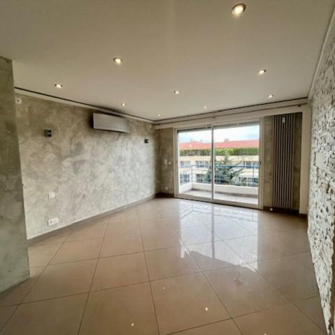 LOCATION NUE 3 PIECES CENTRE VILLE