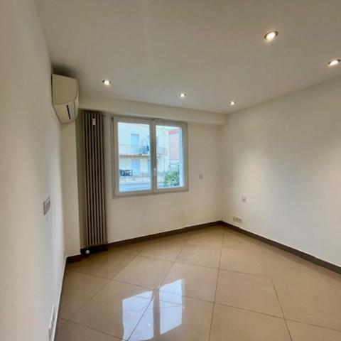 LOCATION NUE 3 PIECES CENTRE VILLE