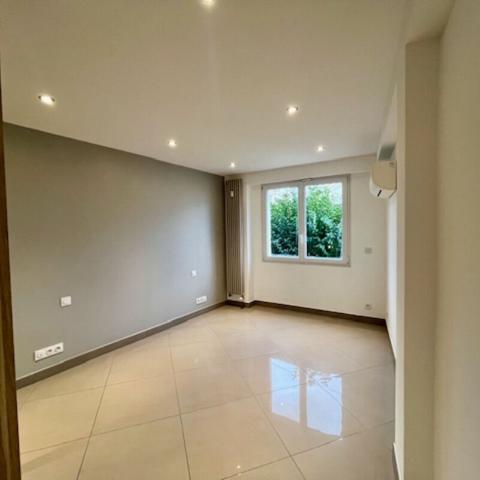 LOCATION NUE 3 PIECES CENTRE VILLE