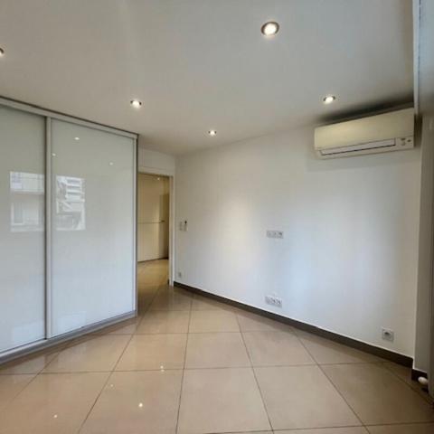 LOCATION NUE 3 PIECES CENTRE VILLE